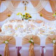 Brauttisch und Hintergrund für Brautpaar mit Beleuchtung und mit Säulen